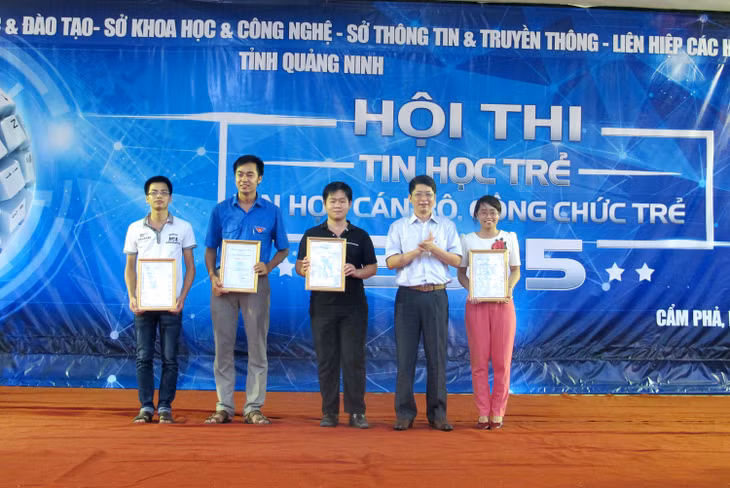 Ban Tổ chức trao giải Nhất khối thi dành cho các cán bộ, công chức xã, phường.