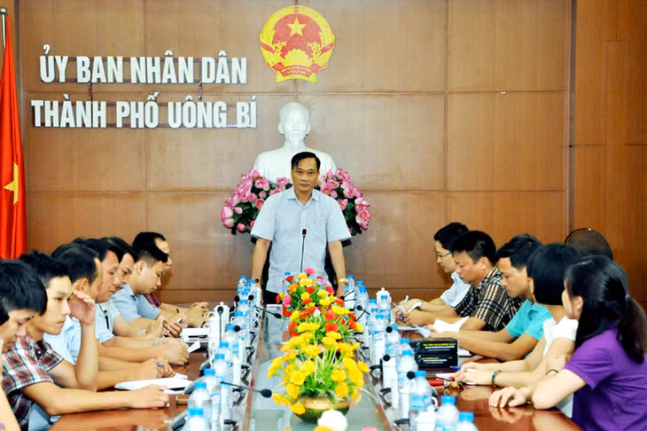 Đồng chí Vũ Hồng Thanh, Phó Bí thư Tỉnh ủy nghe báo cáo về công tác chủ động phòng, chống cơn bão số 1 tại TP Uông Bí.