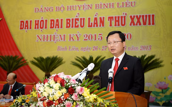 Bí thư Huyện ủy Bình Liêu Cao Tường Huy đọc báo cáo chính trị.