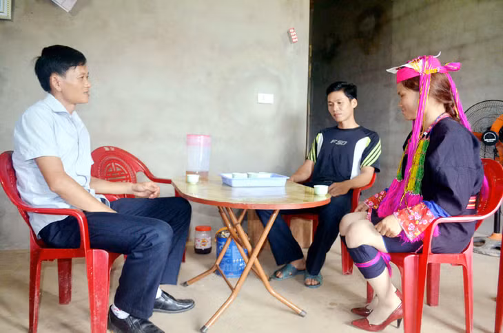 Cán bộ MTTQ xã Thanh Lâm, Ba Chẽ (đầu tiên bên phải) trao đổi nắm bắt tình hình tư tưởng của nhân dân thôn Đồng Thầm.