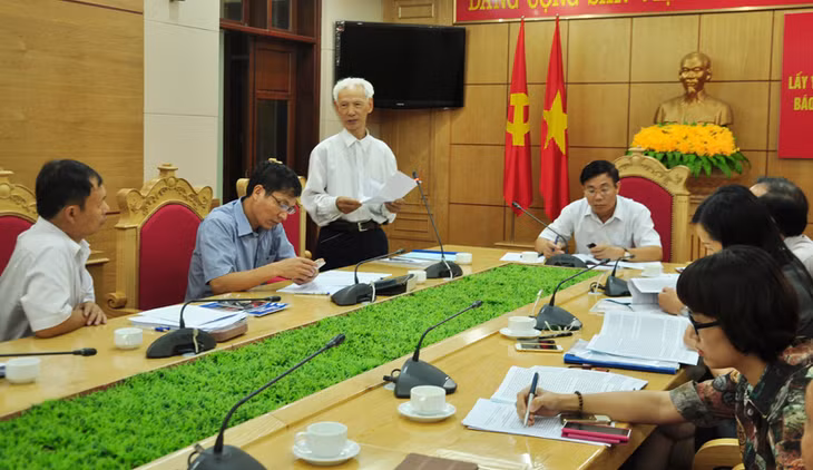 Nhà báo Tạ Kim Hùng phát biểu.