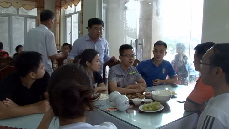 Lãnh đạo huyện Cô Tô hỏi thăm tình hình sức khỏe của các du khách bị mắc kẹt tại đảo do bão số 1.