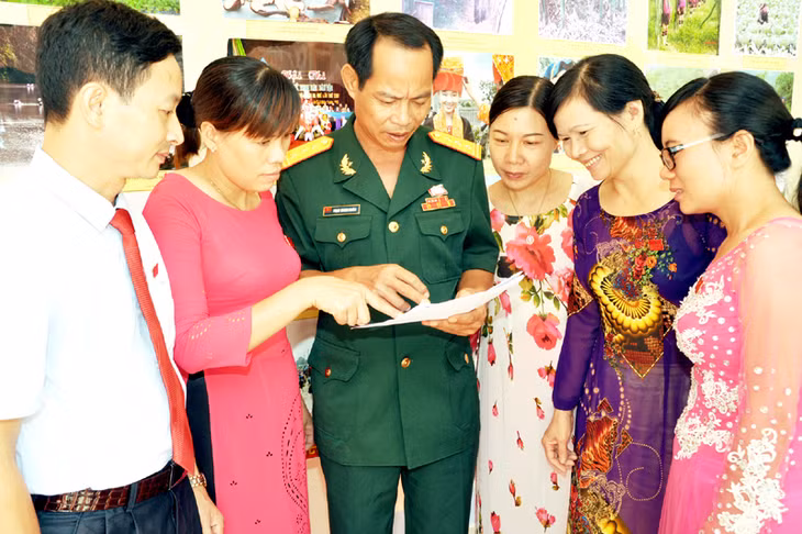 Đại biểu trao đổi bên lề Đại hội.