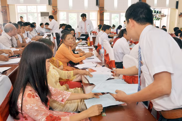 Phát phiếu bầu cử cho đại biểu.