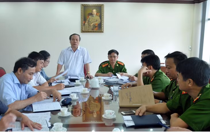 Đồng chí Nguyễn Đình Tuấn, Ủy viên BTV, Chủ nhiệm Ủy ban kiểm tra Tỉnh ủy chúc mừng BCH Đảng bộ Cơ quan UBKT Tỉnh ủy khóa II nhiệm kỳ 2015-2020.