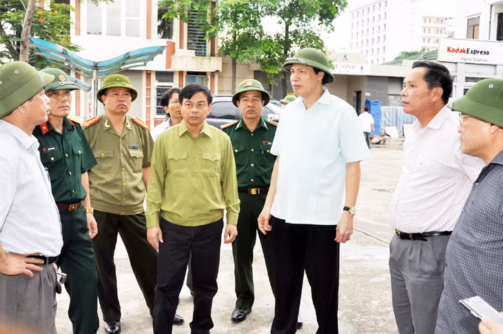 Đồng chí Nguyễn Đức Long, Phó Bí thư Tỉnh ủy, Chủ tịch UBND tỉnh kiểm tra công tác phòng, chống bão số 1 tại Cảng tàu du lịch Bãi Cháy.