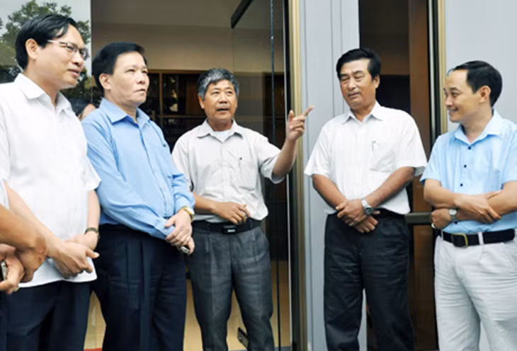 Các cán bộ cơ sở chia sẻ kinh nghiệm với các đồng chí lãnh đạo tỉnh tại hội nghị biểu dương Bí thư chi bộ, trưởng thôn, khu, trưởng ban công tác mặt trận tiêu biểu của tỉnh ngày 12-6-2015. Ảnh: Quang Minh
