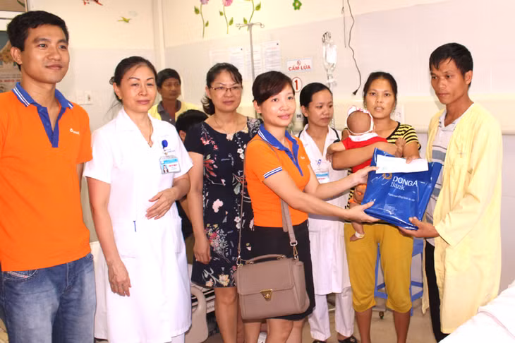 Công Đoàn - Đoàn Thanh niên ngân hàng Đông Á chi nhánh Quảng Ninh tặng quà cho các bệnh nhân có hoàn cảnh khó khăn.