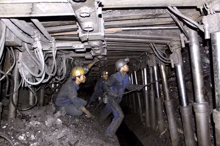 Sử dụng công nghệ giá khung thuỷ lực trong lò chợ tại Công ty Than Uông Bí. 