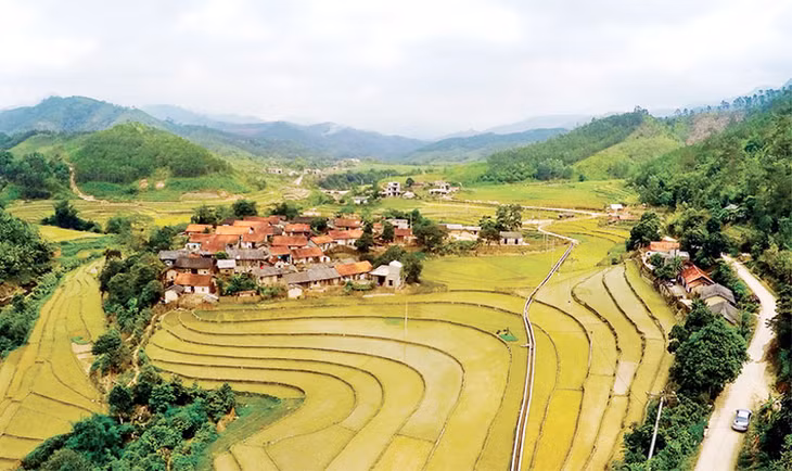 Bên cạnh đó, những bản làng cổ ven núi, nên thơ như bản Nà Nhái, xã Vô Ngại luôn thay đổi cảnh sắc theo mùa, theo khoảng thời gian trong một ngày như níu chân du khách.