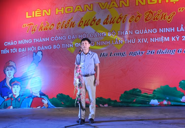 Đồng chí Lê Ngọc Dũng, UV BTV, Trưởng ban Tuyên giáo Đảng ủy Than Quảng Ninh thông báo nhanh kết quả Đại hội Đảng bộ Than Quảng Ninh lần thứ IV.