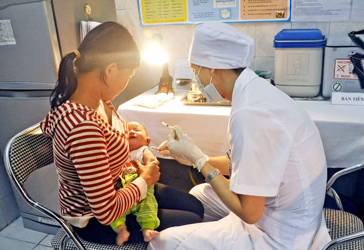 Để phòng bệnh viêm gan B, các gia đình nên đưa trẻ đi tiêm phòng. Trong ảnh: Tiêm phòng cho trẻ tại Trạm Y tế phường Hồng Hải, TP Hạ Long.