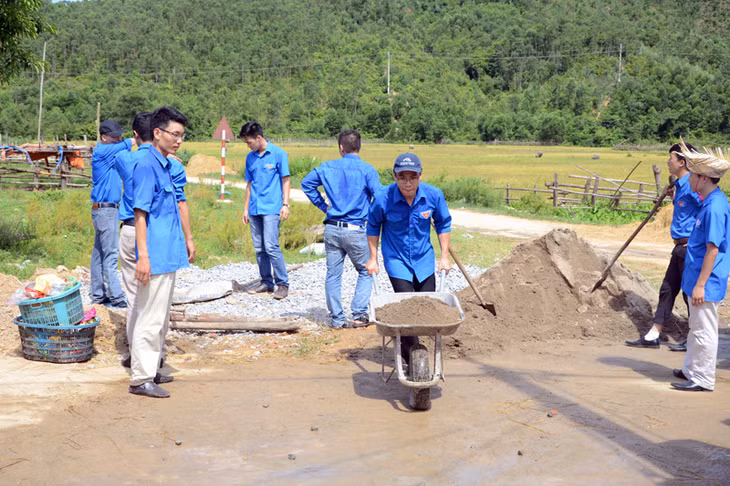Hỗ trợ người dân làm 80m đường liên thôn