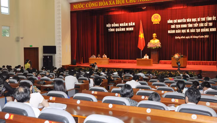 Quang cảnh buổi tiếp xúc cử tri ngành giáo dục