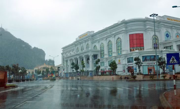 có gió mạnh cấp 7, trời có mưa vừa, có lúc mưa to.