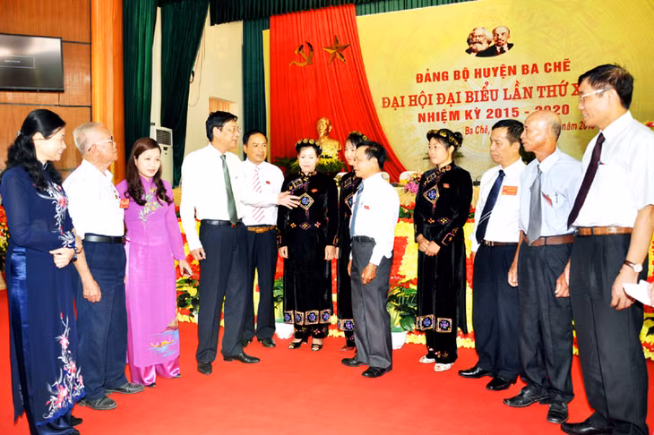 Các đồng chí lãnh đạo tỉnh trò chuyện với đại biểu dự Đại hội.