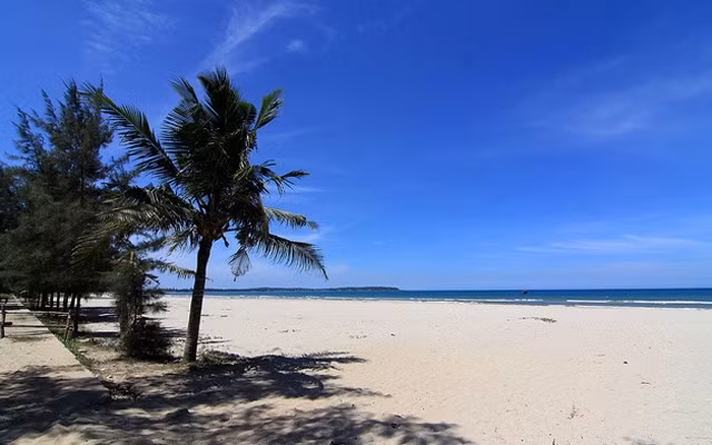 Biển Mỹ Khê nằm trên quốc lộ 24B, cách thị xã Quảng Ngãi 15 km, thuộc địa phận thôn Cổ Luỹ, xã Tịnh Khê, huyện Sơn Tịnh, Quảng Ngãi. Ảnh: Lam Hồng.