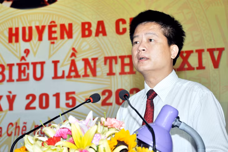 Đồng chí Đỗ Ngọc Nam, Phó Bí thư Thường trực Huyện ủy Ba Chẽ báo cáo kết quả phiên họp thứ nhất, BCH Đảng bộ huyện nhiệm kỳ 2015-2020.