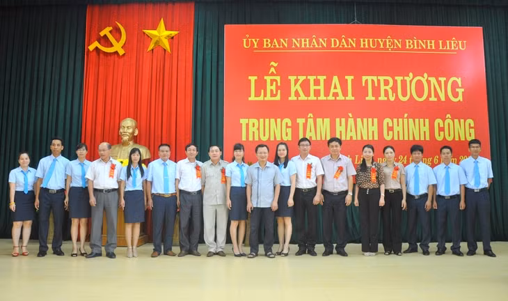 Đội ngũ cán bộ Trung tâm Hành chính công huyện Bình Liêu ra mắt.