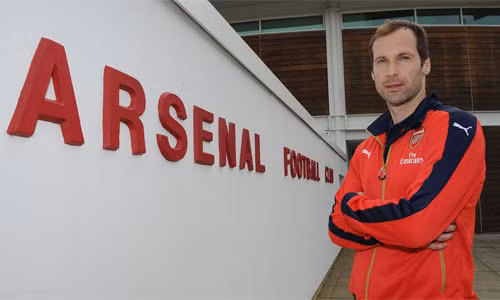 Sự đối địch giữa Arsenal với Chelsea một lần nữa được đẩy lên cao trào vì vụ chuyển nhượng Petr Cech. Ảnh: AFP.