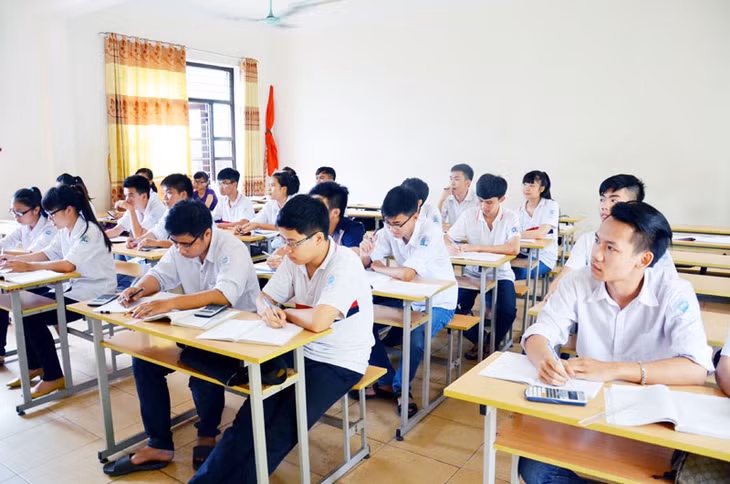 Học sinh lớp 12 của Trường THPT Ngô Quyền (TP Hạ Long) ôn luyện môn toán để chuẩn bị cho kỳ thi THPT Quốc gia năm 2015.