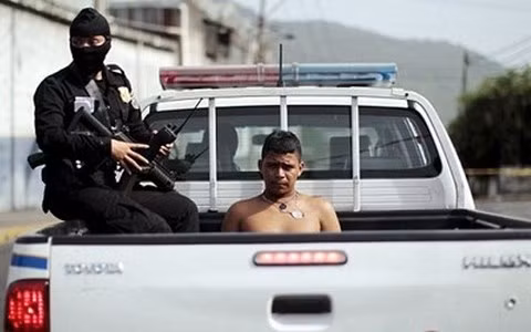 Cảnh sát bắt một tên xã hội đen ở El Salvador