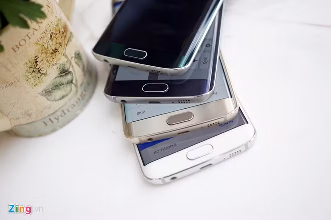  Trước đó, nhiều tin đồn cho rằng phiên bản xanh ngọc lục bảo của Galaxy S6 Edge có giá cao hơn so với các bản màu thường và có thể không bán tại Việt Nam.