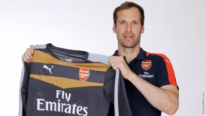 Petr Cech trong ngày chính thức gia nhập Arsenal. 