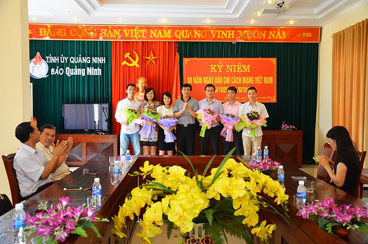 đồng chí Nguyễn Tiến Mạnh, Chủ tịch Hội Nhà báo, Tổng biên tập Báo Quảng Ninh tặng hoa chúc mừng các tác giả đoạt Giải Báo chí Quốc gia năm 2014