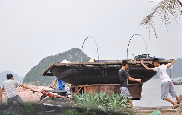 Ngư dân di chuyển tàu thuyền về nơi trú ẩn