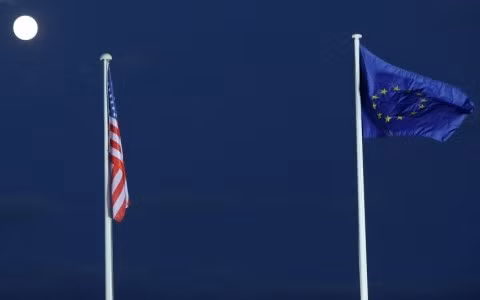 Lá cờ Mỹ- EU bay trước tòa nhà Hội nghị thượng đỉnh Mỹ-EU (Ảnh AP)