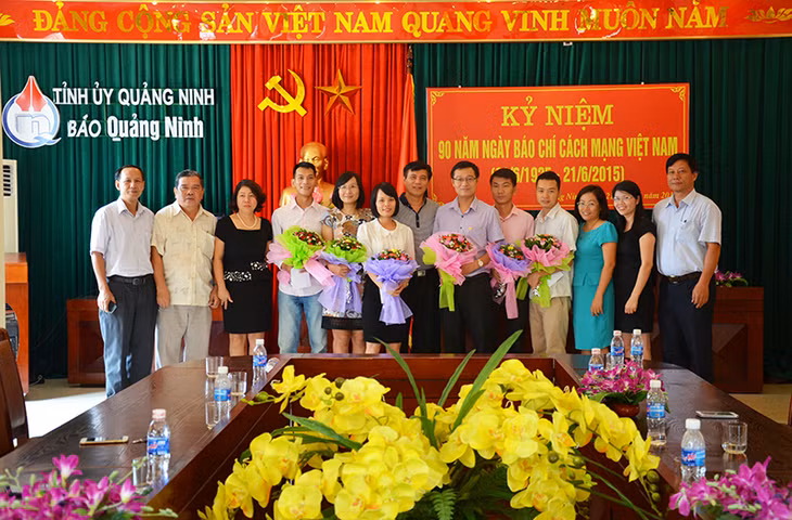 Các đại biểu chụp ảnh lưu niệm cùng các tác giả đoạt giải và các tác giả lọt vào vòng chung khảo Gi ải Báo chí Quốc gia năm 2014 