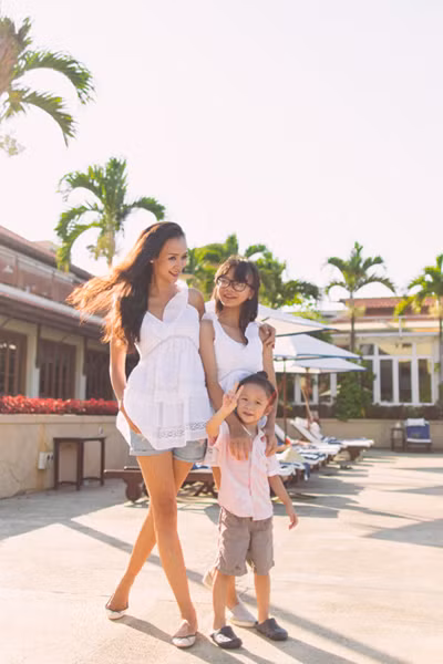  Cựu siêu mẫu bên con gái Bảo Hân và con trai Hoàng Dương.