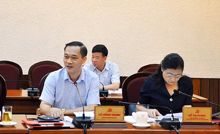 Đồng chí Vũ Hồng Thanh, Phó Bí thư Tỉnh ủy tặng hoa chúc mừng đồng chí Nguyễn Ngọc Thu.