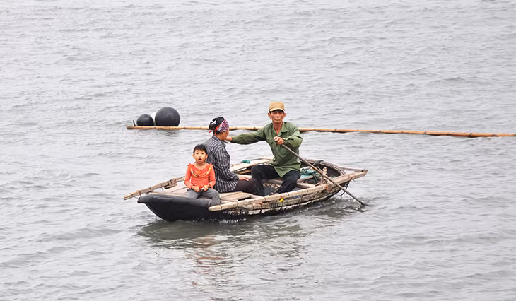 Ngư dân bắt đầu di chuyển lên bờ để tránh trú bão.