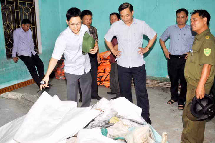 Đồng chí Vũ Hồng Thanh, Phó Bí thư Tỉnh ủy kiểm tra kho vật tư dự trữ.