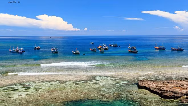 Biển Khe Hai hay còn gọi là biển Thiên Đàng thuộc xã Bình Thạnh, huyện Bình Sơn. Nơi đây có bãi cát trắng mịn, rặng phi lao ngút ngàn song hành với bờ biển xanh. Phía tây có dãy Bàn Than chạy dài từ bờ, rồi lấn sâu ra biển tạo thành một nửa vòng cung. Phía đông có hòn núi nhô lên gọi là Hòn Ông. Với hai địa danh này, du khách có thể lên thuyền đến Hòn Trà, Hòn Ông khám phá những hang động kỳ thú, hoặc men theo bãi đá ngầm bắt ốc đụn, khảy hàu. Ảnh: Anh Sơn/Yesgo.