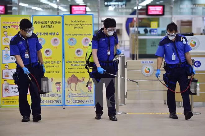 Nhân viên phun thuốc khử trùng phòng MERS tại sân bay quốc tế Gimpo ở thủ đô Seoul. (Nguồn: AFP/TTXVN)