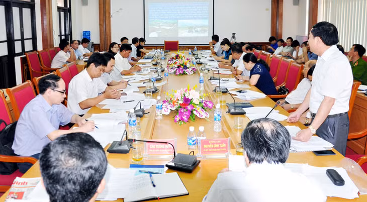 Lãnh đạo huyện Bình Liêu báo cáo với đoàn công tác của tỉnh về việc gắn chuẩn bị đại hội Đảng bộ các cấp với thực hiện Đề án 25.