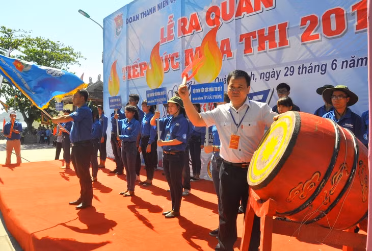 Đánh trống ra quân chương trình Tiếp sức mùa thi năm 2015.