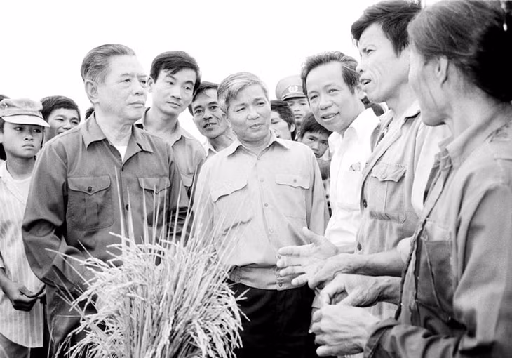 Tổng Bí thư Nguyễn Văn Linh về thăm và nói chuyện với bà con nông dân HTX Tùng Phong, xã Tùng Ảnh, huyện Đức Thọ, tỉnh Nghệ Tĩnh (từ 23 đến 27-5-1990), nhân dịp kỷ niệm lần thứ 100 năm Ngày sinh Chủ tịch Hồ Chí Minh. Ảnh: TTXVN