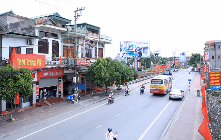 Trên các trục đường được trang trí rực rỡ sắc mầu.