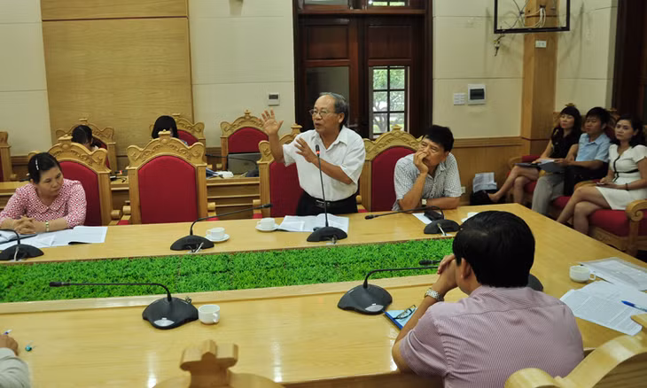 Nhà thơ Trần Nhuận Minh phát biểu.