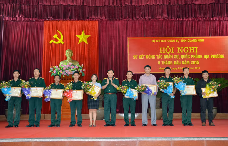 Lãnh đạo Bộ CHQS tỉnh trao tặng giấy khen cho các cá nhân, tập thể đoạt giải trong cuộc thi tìm hiểu Hiến pháp nước Cộng hóa xã hội chủ nghĩa Việt Nam. 