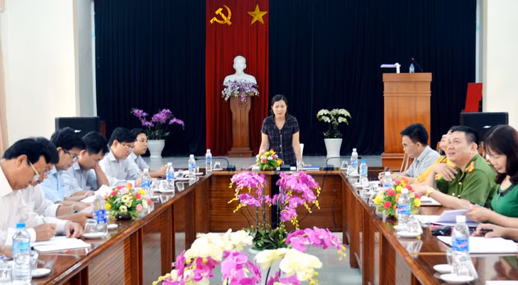 Bí thư Huyện ủy Ba Chẽ Đỗ Thị Lan giao ban với Bí thư các xã, thị trấn hàng tháng để nắm tình hình các địa phương. Ảnh: Thanh Hằng