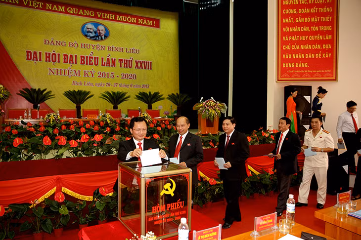 Các đại biểu bỏ phiếu bầu cấp ủy.