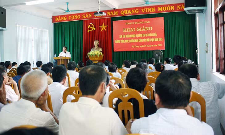 Các học viên tham gia lớp bồi dưỡng nghiệp vụ công tác cho đội ngũ bí thư chi bộ; trưởng thôn, khu; trưởng ban công tác mặt trận năm 2015. Ảnh: Nguyễn Chiến