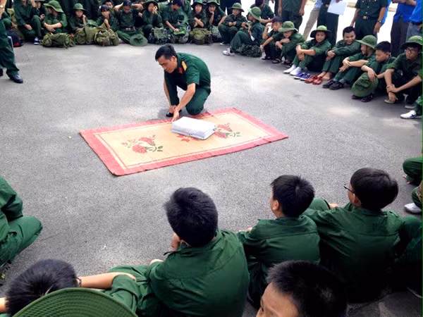 Ngay trong buổi đầu tiên các học viên nhí được các Giảng viên Trường Quân sự thông tin về nội quy khóa học và hướng dẫn cách gấp quân phục và chăn màn đúng cách
