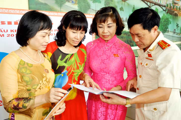 Đại biểu sôi nổi thảo luận tại các tổ và cả ngoài hậu trường.