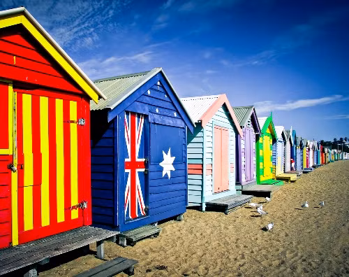 Dọc bãi biển Dendy Street trong khu ngoại ô Brighton, thành phố Melbourne, là 82 buồng tắm được sơn và thiết kế với những gam màu sáng, rực rỡ cùng các họa tiết khác nhau. Trước đây, những 